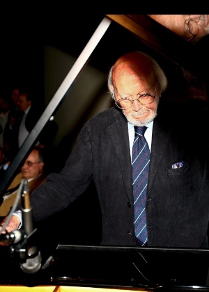 9.jun.2008 - O maestro italiano Armando Trovajoli se coloca ao piano durante funeral do cineasta Dino Risi, em Roma - Claudio Onorati/EFE