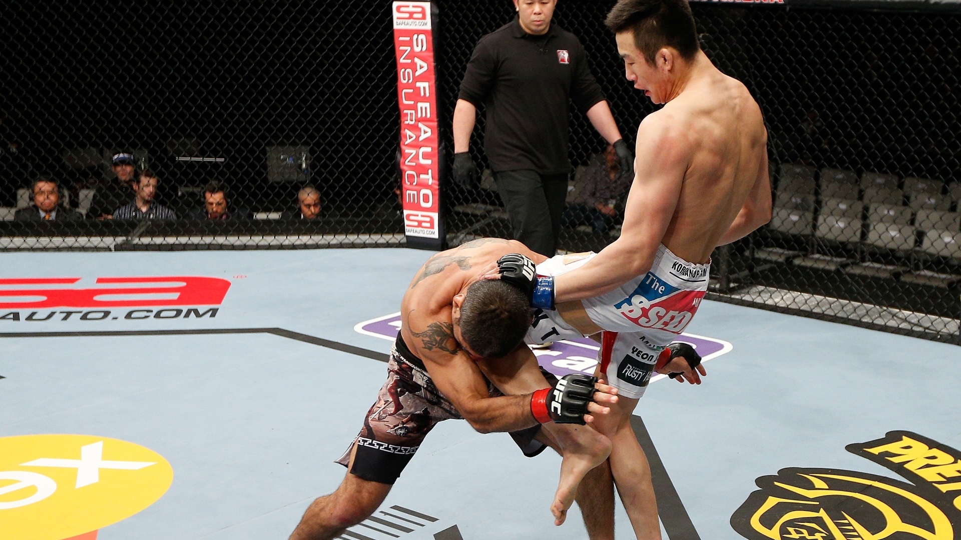 Brasileiro Marcelo Guimarães leva uma joelhada do sul-coreano Hyun Gyu Lim e acaba nocauteado na primeira luta do UFC Japão - Josh Hedges/Zuffa LLC