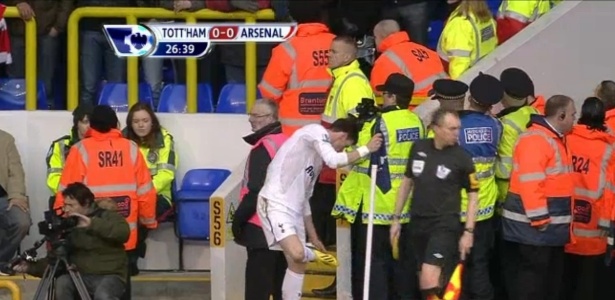 Gareth Bale viu torcida do Arsenal jogar banana; auxiliar retirou a fruta do campo - Reprodução/ESPN