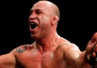 Wanderlei Silva salva UFC Japão da chatice e gigante holandês vê mandíbula rachada ao meio