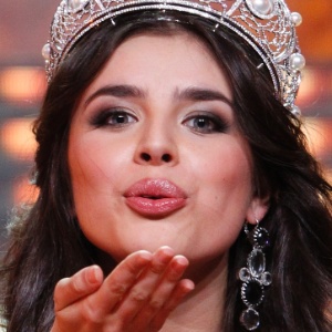 2.mar.2013 - Elmira Abdrazakova manda beijo para o público durante cerimônia na cidade de Moscou, após receber a coroa e ser eleita Miss Rússia 2013. Ela vai representar o país no Miss Universo