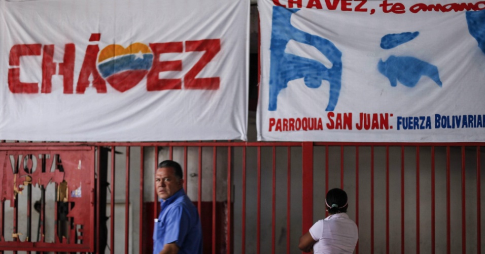 4.mar.2013 - Homem passa em frente a cartaz próximo ao Hospital Militar Dr. Carlos Arvelo onde o presidente venezuelano Hugo Chávez está internado