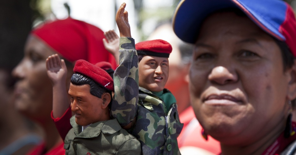 4.mar.2013 - Mulheres participam de missa pela saúde do presidente Hugo Chávez. Elas rezam durante missa em uma praça de Caracas, capital da Venezuela. O presidente faz tratamento contra o câncer e tem dificuldade de falar