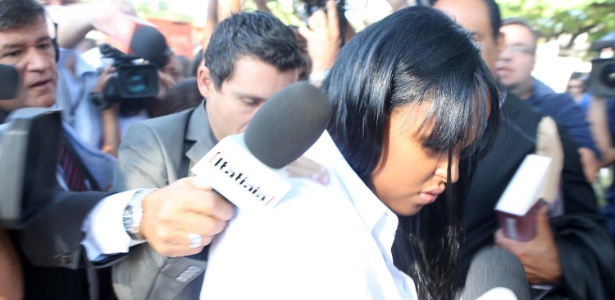 Dayanne Rodrigues, ex-mulher do goleiro Bruno Fernandes, chega para o julgamento no fórum de Contagem (MG), na manhã desta segunda-feira (4)