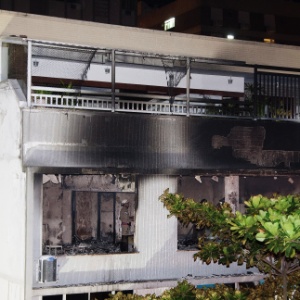 Bombeiros inspecionam o apartamento do desembargador após o incêndio que atingiu o imóvel - Fernando Quevedo/Agência O Globo