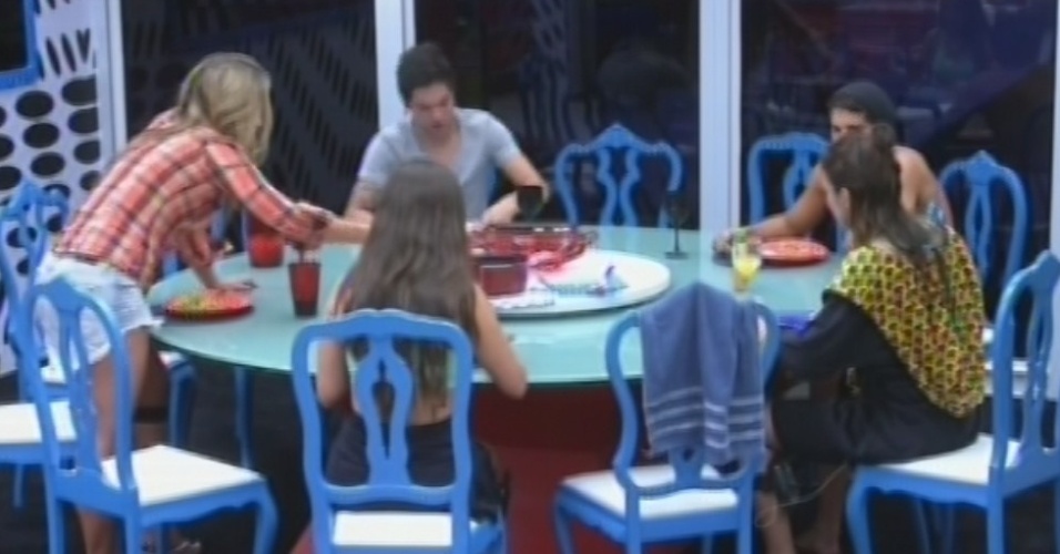 4.mar.2013 - Fani, Andressa, Kamilla, André e Nasser almoçam na casa grande