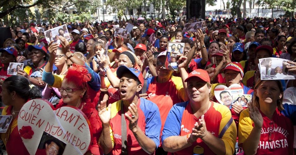 4.mar.2013 - Grupo de mulheres realizou uma missa nesta segunda-feira (4) pela saúde do presidente venezuelano Hugo Chávez, na praça Simón Bolívar, em Caracas