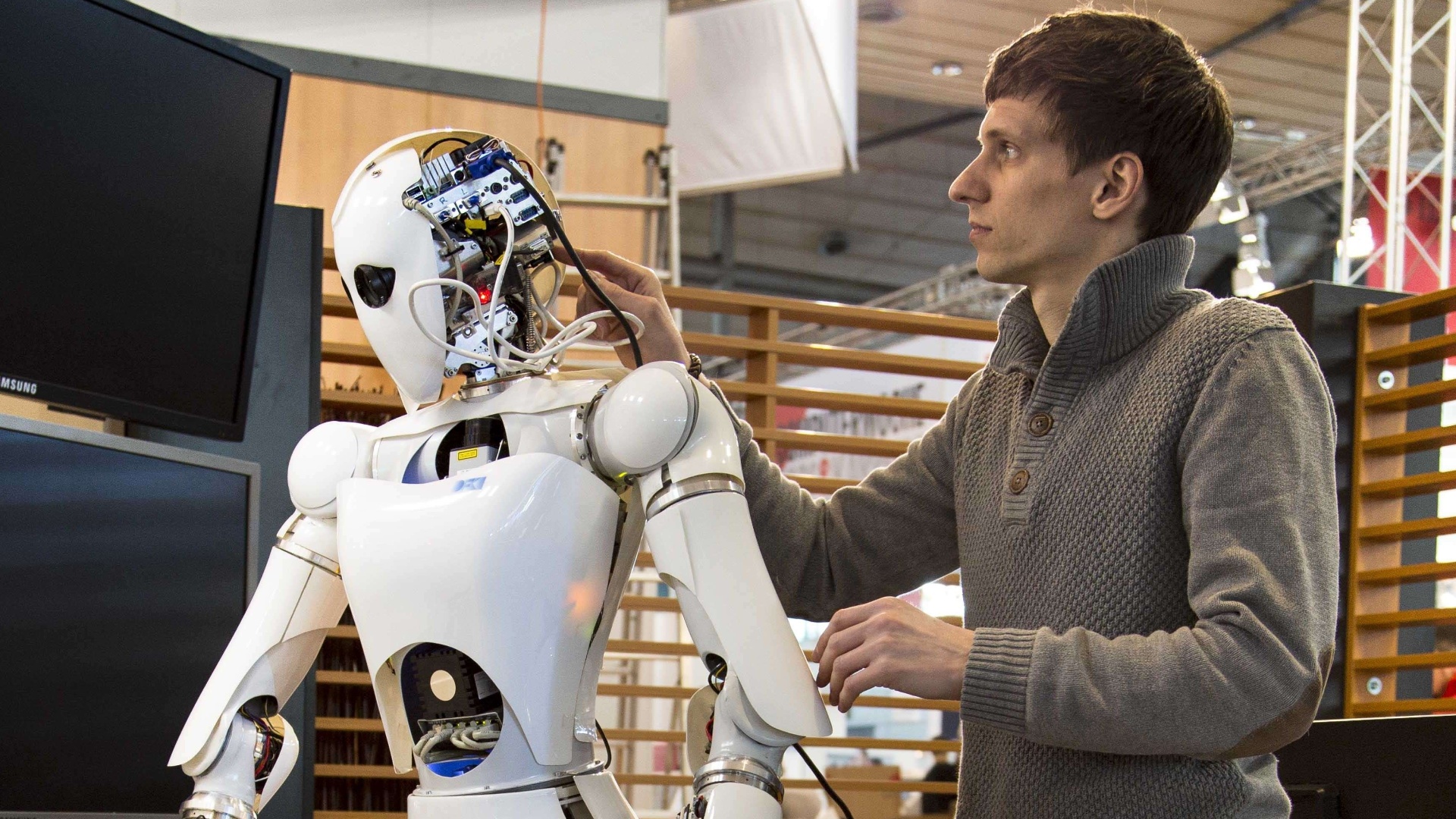 4.mar.2013 - Homem prepara robô que será exibido no estande do projeto SemProm (Semantic Product Memory), na feira de tecnologia Cebit, realizada na Alemanha de 5 a 9 de março. O SemProm é um consórcio que trabalha para viabilizar a ''internet das coisas'', em que diversos objetos ganham conexão com a web - Carsten Koall/AFP