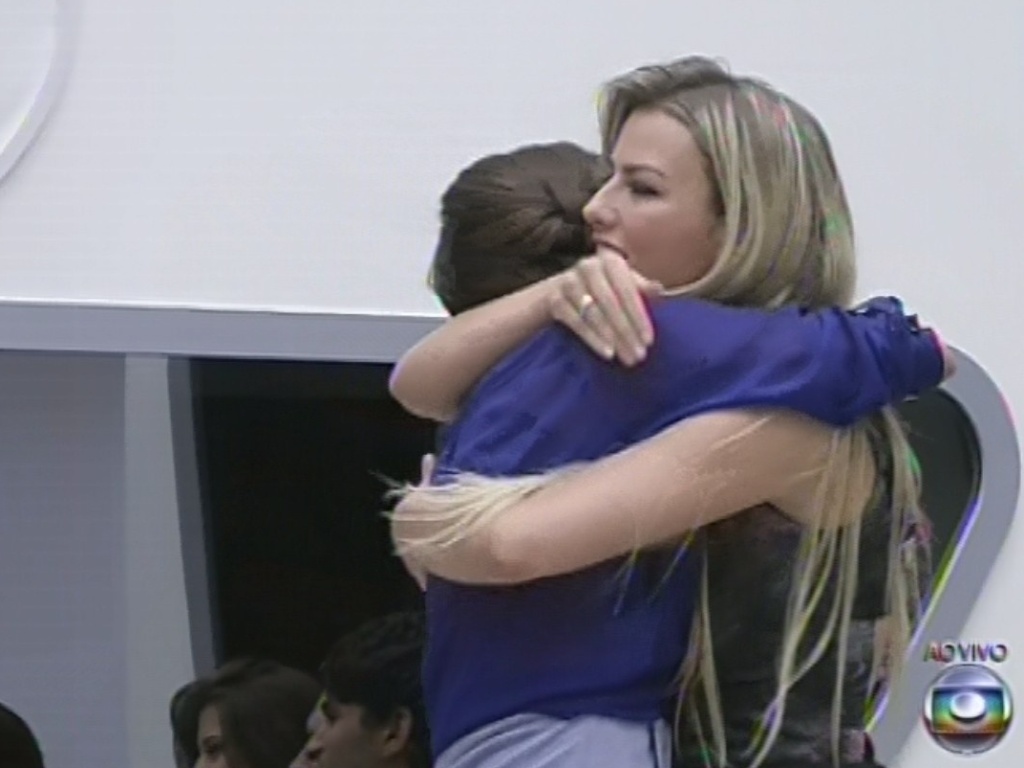 4.mar.2013 - Kamilla abraça Fernanda após entregar alinaça a ela