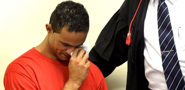 Goleiro Bruno Fernandes chora após folhear Bíblia que foi entregue a ele por seu advogado - Bernardo Salce/Agência 17/Estadão Conteúdo