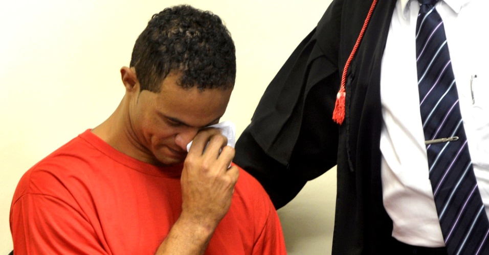 4.mar.2013 - O goleiro Bruno Fernandes chora após folhear um exemplar da 