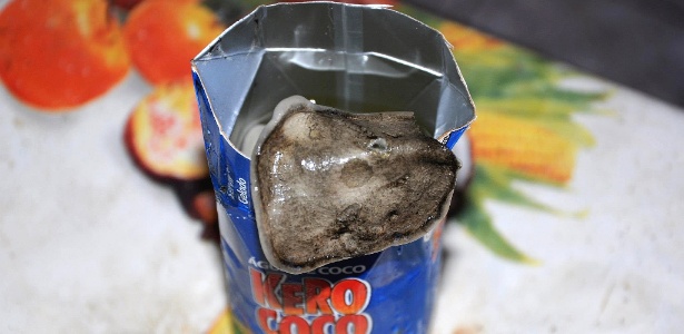 A caixa de água de coco comprada por Marcelo Rossi, com a substância não identificada dentro - Reprodução Facebook