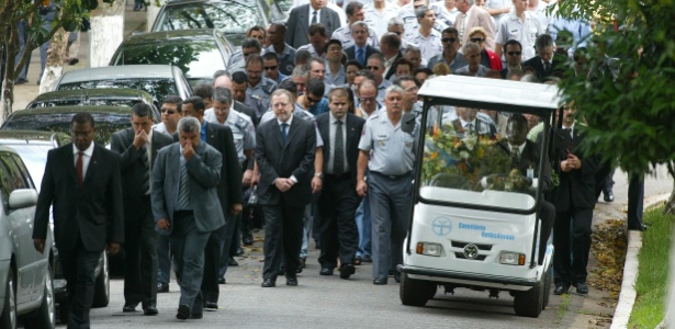 Amigos e familiares acompanham o enterro do coronel José Hermínio, em janeiro de 2008. Os dois PMs suspeitos do crime foram absolvidos nesta segunda-feira (4) pelo Tribunal Militar - Rivaldo Gomes/Folha Imagem