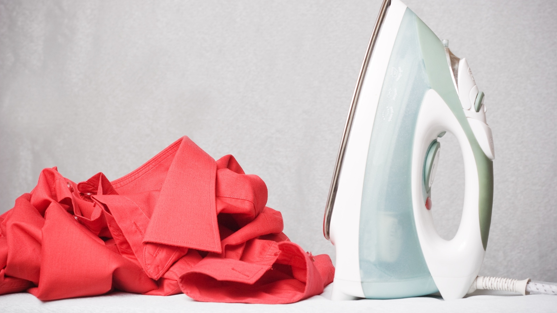 Bem engomadinha: se você gosta de passar bem uma camisa, principalmente deixar os punhos e gola engomados, passe ou borrife levemente sobre o tecido o produto para engomar (encontrado em supermercados), posicione um lenço ou pano branco sobre o local e passe devagar o ferro. Este processo evita que amarele onde é feita a goma e serve também para fazer a vira do lençol - Getty Images