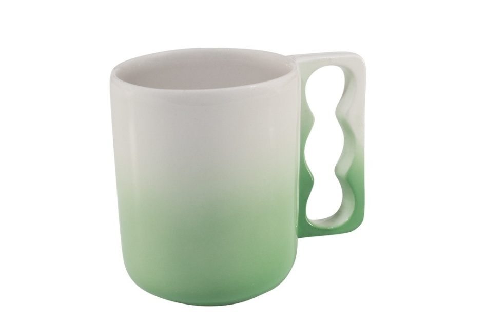 Caneca Knucles, criada por Karim Rashid para a Oxford Porcelanas, possui detalhe no cabo e variações de cores em degradê ou marcadas por linhas horizontais de espessura crescente - Divulgação