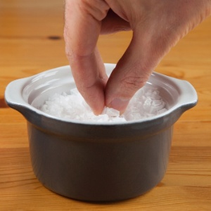 No Brasil, cada pessoa consome, em média, 8,2 gramas de sal por dia - Getty Images