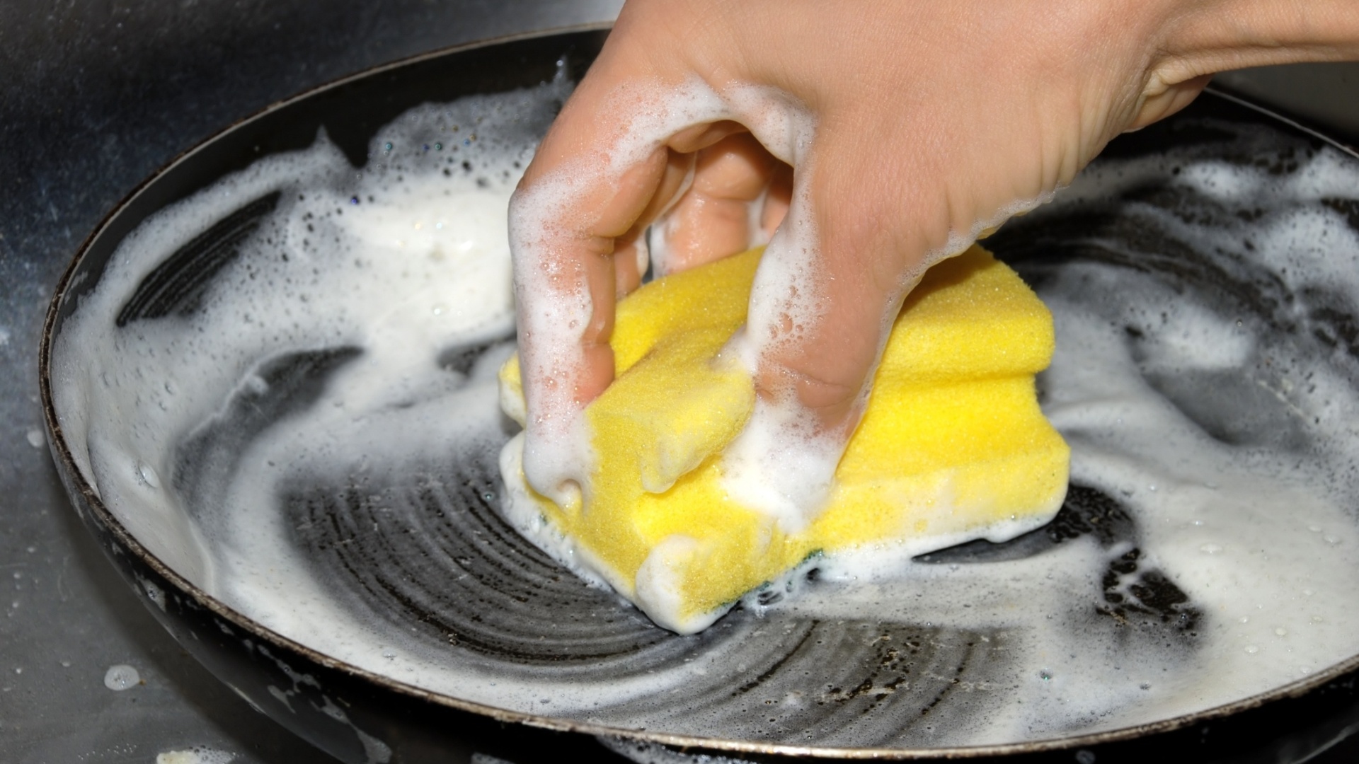 Louça brilhando: para deixar as panelas e o fogão bem limpos, substitua o detergente líquido pelo sabão em pasta - aquele muito usado no "tempo das avós" e ainda comercializado em supermercados. Maria de Lourdes Derobio Petroni, 83, dona de casa - Getty Images