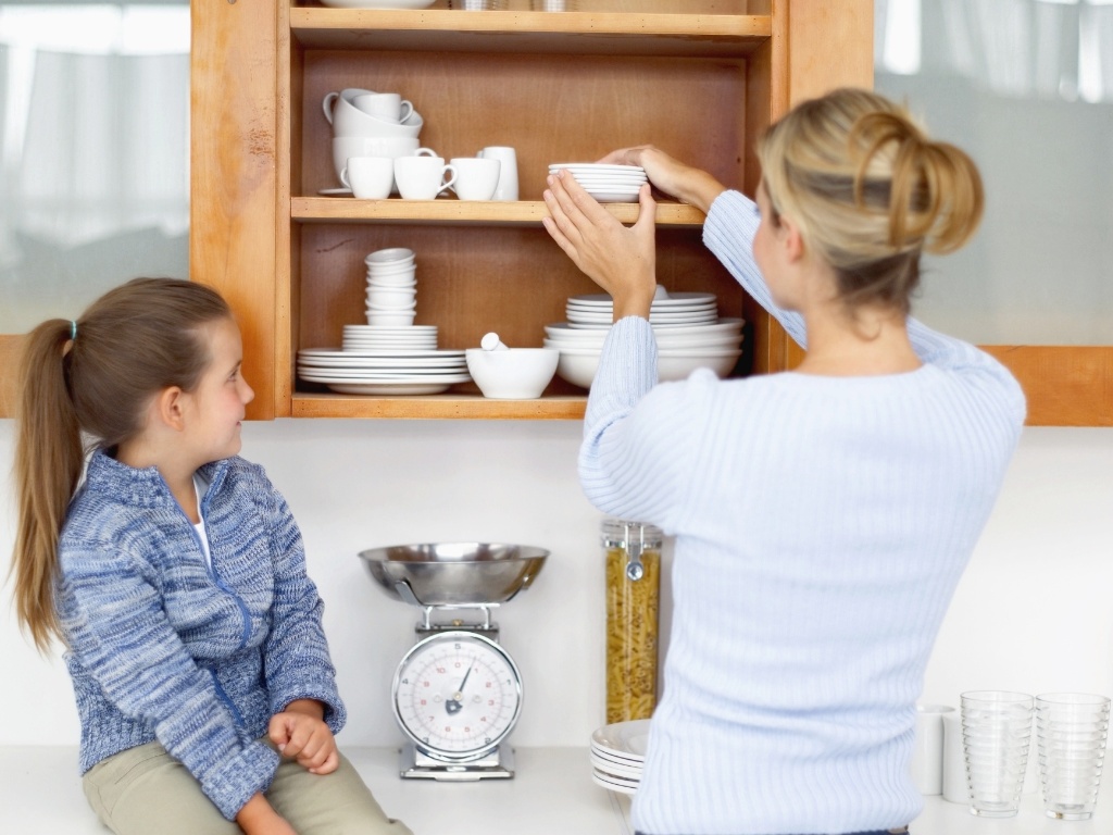 Organização: para ganhar tempo e evitar que a bagunça se instale, sempre coloque no lugar aquilo que foi usado. Conte com a ajuda da família para fazer disso um hábito! Fonte: Renata Marques, 37, graduada em teologia e dona de casa "full time" - Getty Images