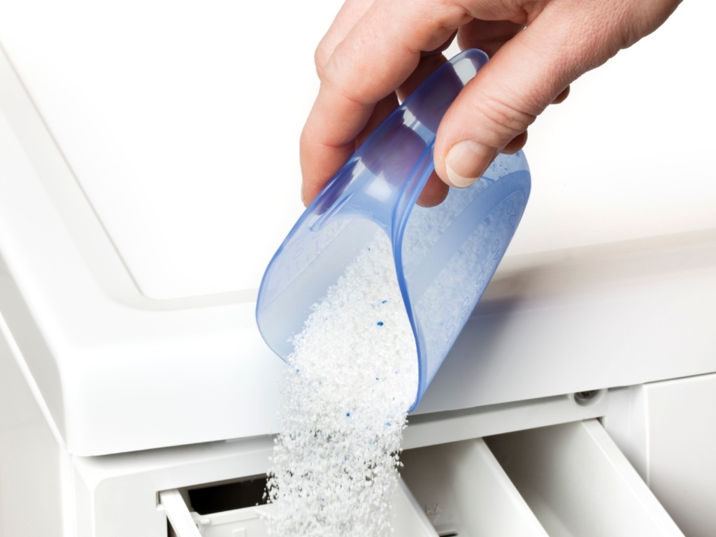 Potencializador do sabão em pó: acrescente três colheres de sopa para a medida habitual de sabão em pó. O produto ajuda a aumentar a eficiência do detergente para roupas. Fonte: Renata Marques, 37, graduada em teologia e dona de casa "full time" - Getty Images