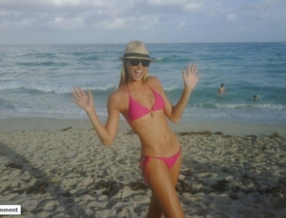 Stacy Kleiber mostra sua boa forma na praia, posando de biquíni cor de rosa - Reprodução/Facebook/Stacy Kleiber