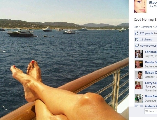 Stacy Kleiber mostra suas belas pernas durante passeio por St. Tropez, no litoral da França - Reprodução/Facebook/Stacy Kleiber