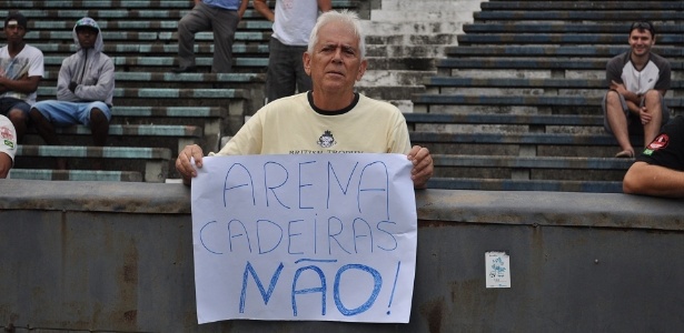 Torcedor do Grêmio protesta com cartaz contra colocação de cadeiras na Arena  - Marinho Saldanha/UOL Esporte