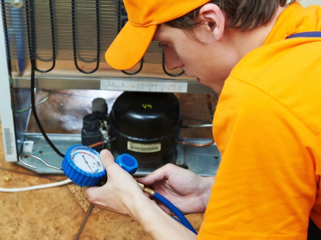 Use a assistência técnica dos eletrodomésticos a seu favor: para se prevenir de defeitos, chame a assistência pra um check up três meses antes da garantia vencer, basta agendar como manutenção. Atenção: este tipo de serviço vale somente para as chamadas garantias extendidas.  Fonte: Adriana Teixeira, 42, dona de casa, mãe de dois filhos, jornalista e autora do livro ?Guia da Dona(o) de Casa Moderna(o)? - Getty Images