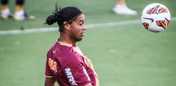 Ronaldinho Gaúcho não mostrou no treino do Atlético ter sentido sua não convocação