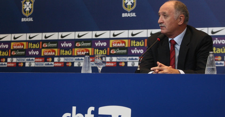 05.fev.2013 - Luiz Felipe Scolari concede entrevista coletiva após o anúncio da convocação da seleção brasileira