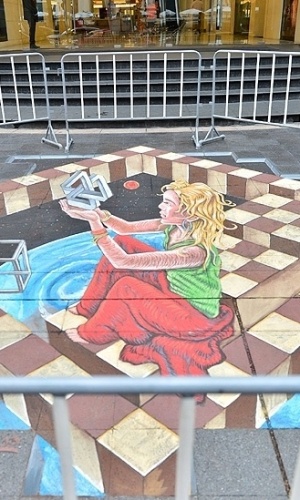 05.mar.2013 - A exposição está espalhada pelas calçadas da região de Rachaprasong, local onde dezenas de opositores do governo morreram num confronto com a polícia em maio de 2010 - Divulgação/Ashkan Sharifi