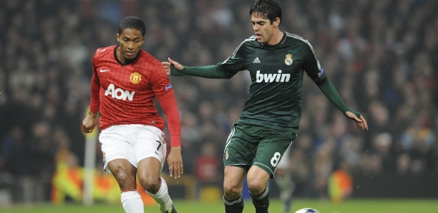 Kaká protege a bola de Valencia, do Manchester United, durante a partida pela Liga - EFE/Peter Powell
