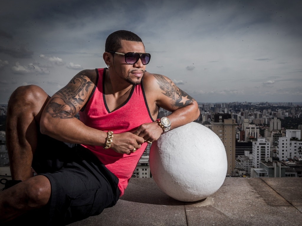 05.mar.2013 - Naldo posa para o UOL Esporte do 30º andar de um prédio na cidade de São Paulo - Leandro Moraes/UOL