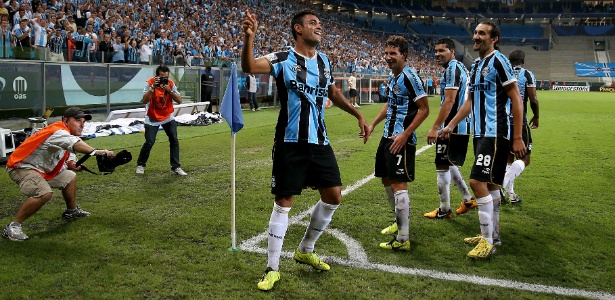 Após vencer o Caracas, o Grêmio cogita atrasar ida para Venezuela para domingo - AFP PHOTO/Jefferson BERNARDES