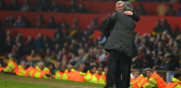 Ferguson e Mourinho se abraçam quando eram adversários em campo - AFP PHOTO/ANDREW YATES