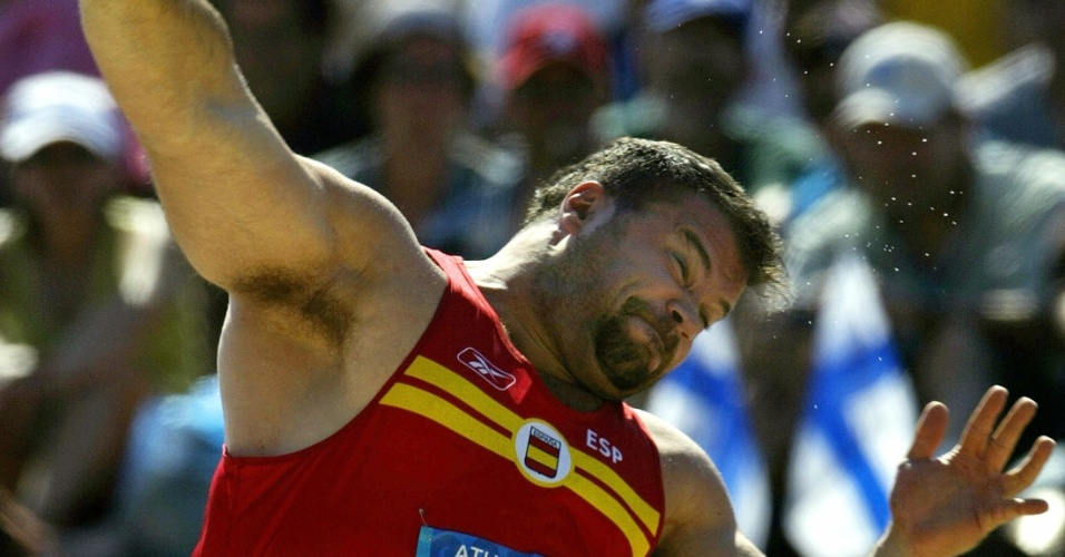 18.ago.2004 - Espanhol Manuel Martínez participa de prova de arremesso de peso durante os Jogos Olímpicos de Atenas-2004, na Grécia
