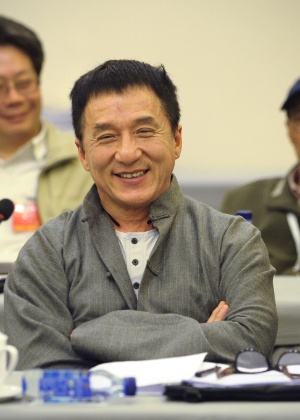 O ator Jackie Chan pediu desculpas pelo comportamento do filho, preso por porte de drogas
