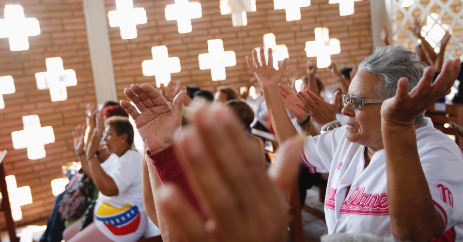 5.mar.2012 - Dezenas de pessoas se reuniram nesta terça-feira (5) na capela católica no hospital militar onde Chávez passou as últimas duas semanas desde que voltou de Cuba. Alguns rezaram em voz alta, enquanto outros choraram em silêncio