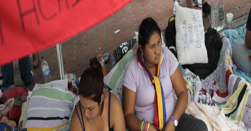 5.mar.2013 - Estudantes venezuelanos fazem protesto em frente ao hospital de Caracas e exigem resposta do governo sobre as condições de saúde do presidente Hugo Chávez. O governo anunciou hoje que o quadro clínico do presidente piorou nas últimas horas