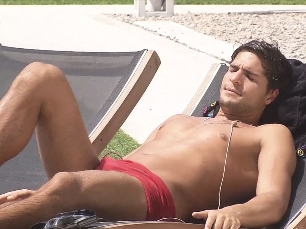 5.mar.2013 - André toma banho de sol à beira da piscina
