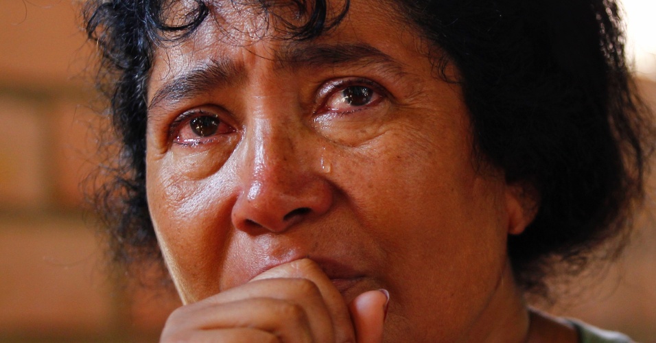 5.mar.2013 - Chavista chora durante missa realizada na manhã desta terça-feira (5) na capela católica do hospital militar onde o presidente da Venezuela, Hugo Chávez, está internado