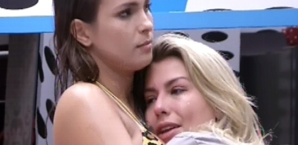5.mar.2013 - Conversando sobre família, Fernanda chora e recebe abraço de Kamilla