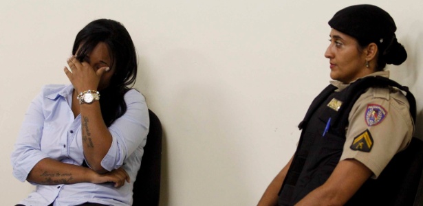 Dayanne Souza (esquerda), ex-mulher do goleiro Bruno Fernandes, se emociona no 2º dia do julgamento do jogador no fórum de Contagem (MG) - Washington Alves/UOL