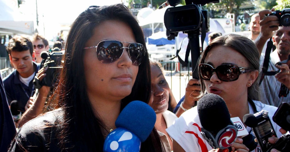 5.mar.2013 - Ingrid Calheiros (esquerda), noiva do goleiro Bruno, chega ao fórum de Contagem (MG), no 2º dia de julgamento do jogador. 