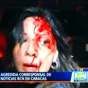 Jornalista Carmen Andrea Rengifo, correspondente da emissora de TV colombiana "RCN" na Venezuela, foi agredida em Caracas - Reprodução/RCN