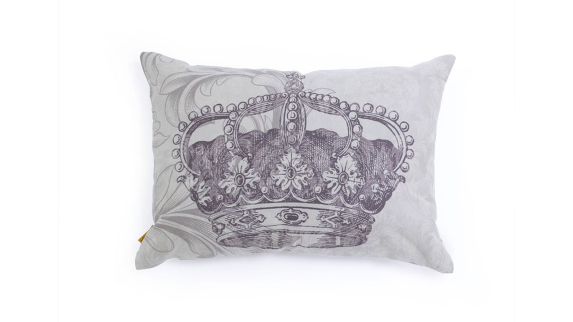 A capa para almofada da Meu Móvel de Madeira é feita de suede, com 45 cm por 35 com. O fechamento é por meio de zíper invisível e estampas frente e verso com ar retrô. Custa R$ 115 I Preços pesquisados em março de 2013 e sujeitos a alterações - Divulgação