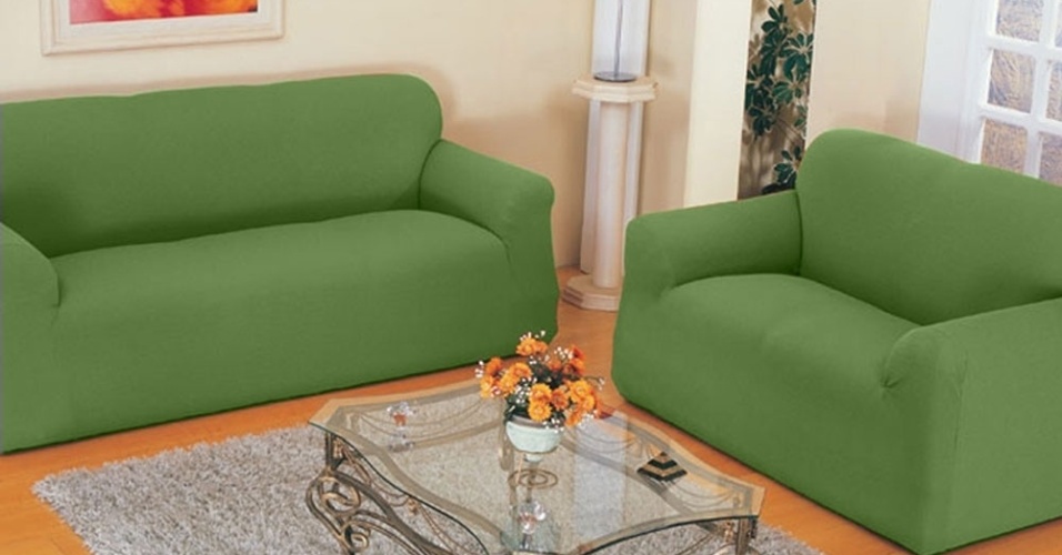 Capas para sofás da linha Maro, lisas, feitas de malha dupla. A cor verde, de acordo com a gerente da empresa mineira Casa América (www.casaamerica.com.br), está entre as tendências do verão. O kit vem com duas para para sofás de dois e três lugares, tudo por R$ 69,90 I Preços pesquisados em março de 2013 e sujeitos a alterações - Divulgação