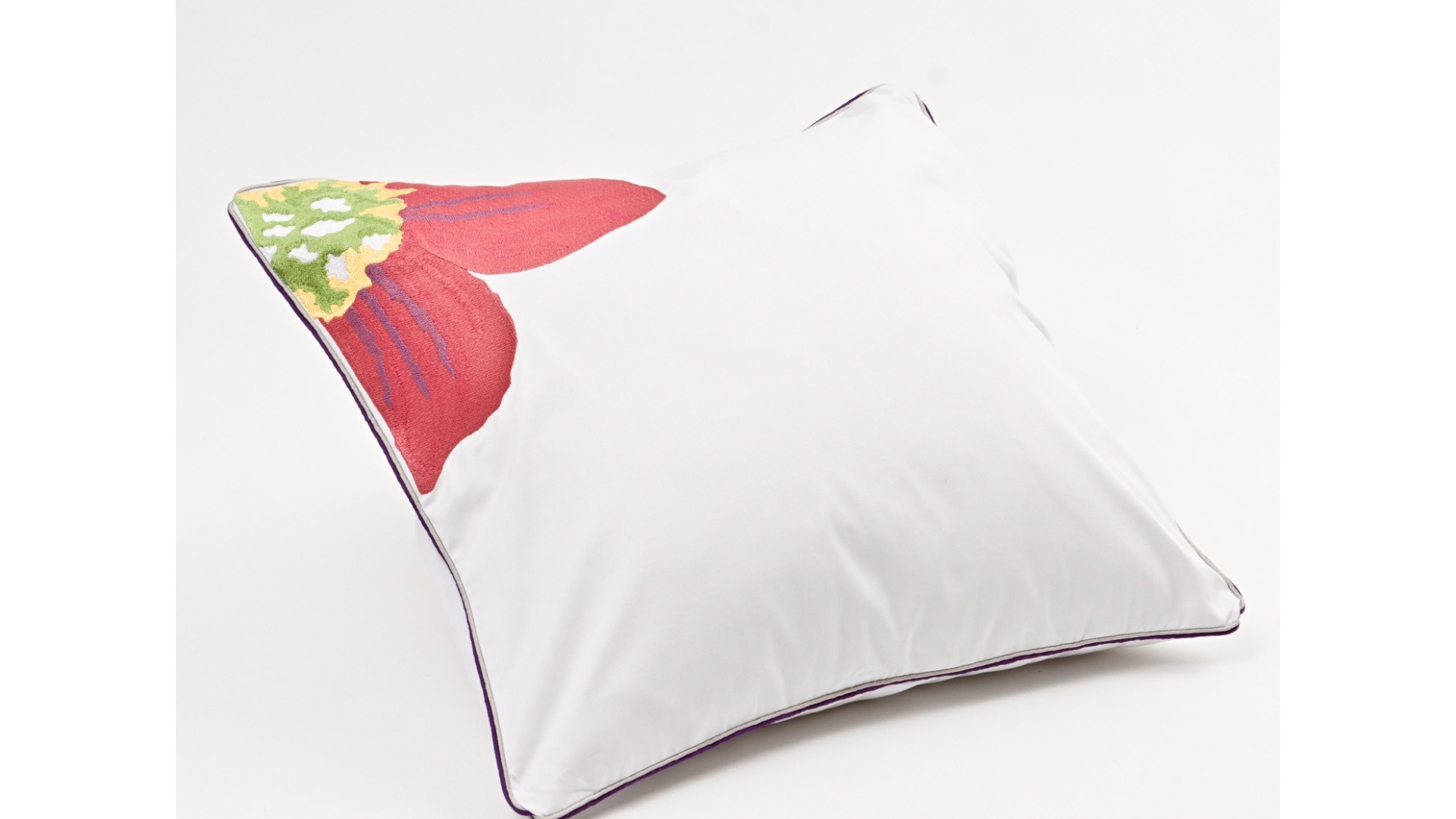 Minimalismo floral na delicada capa de almofada da Trousseau (www.trousseau.com.br), feita de algodão. Tamanho: 50 cm por 50 cm. Preço: R$ 198 I Preços pesquisados em março de 2013 e sujeitos a alterações - Divulgação