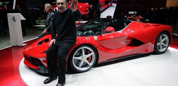 Marchionne, presidente de Fiat e Chrysler, acena ao apresentar La Ferrari, novo supercarro italiano - Denis Balibouse//Reuters