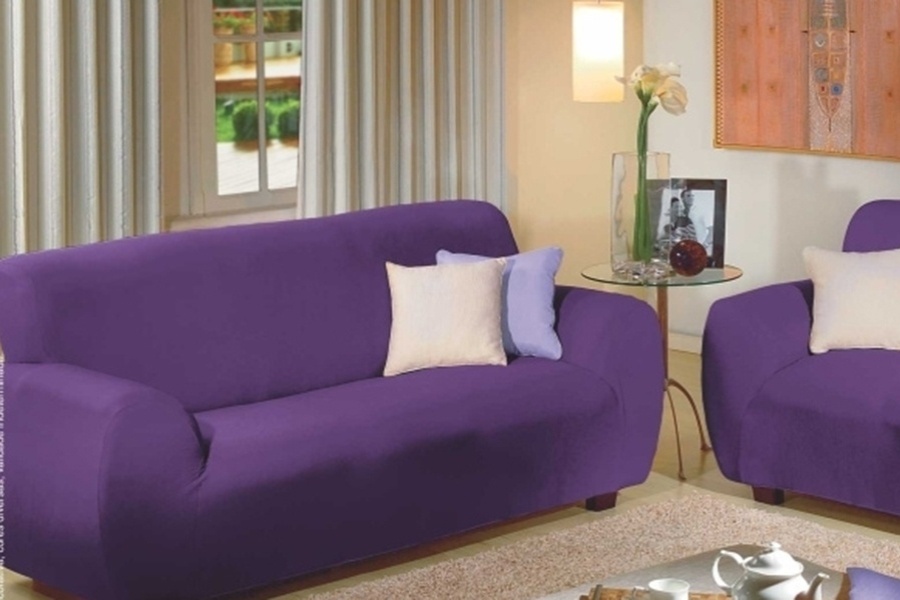 Na Housetex (www.housetex.com.br) é possível encontrar kit com capas para sofás de dois e três lugares na cor berinjela, uma das indicadas para renovar o ambiente neste verão. São feitas de malha entrelaçada, com aparência fosca. Tudo por R$ 59,99 I Preços pesquisados em março de 2013 e sujeitos a alterações - Reprodução
