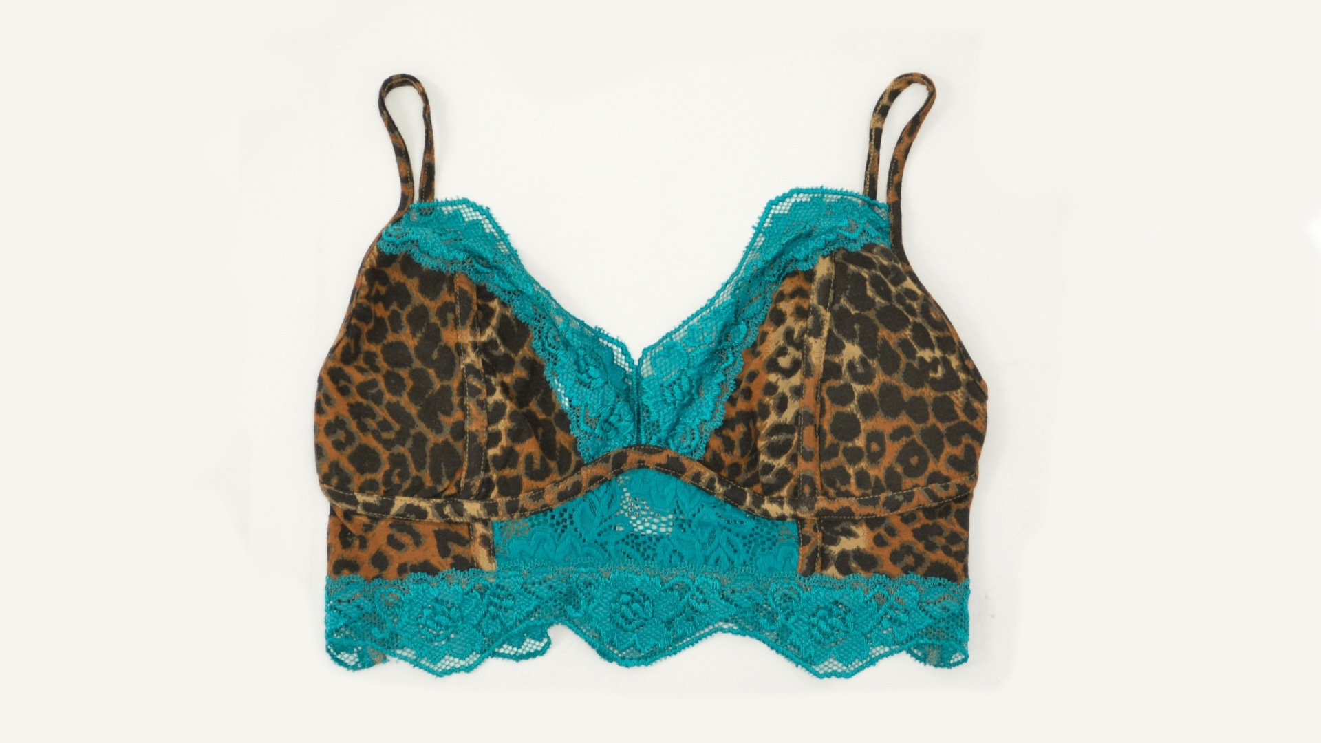 Top com estampa de onça e renda turquesa; R$ 129,90, na Billabong (www.billabong.com.br). Preço pesquisado em fevereiro de 2013 e sujeito a alterações - Divulgação